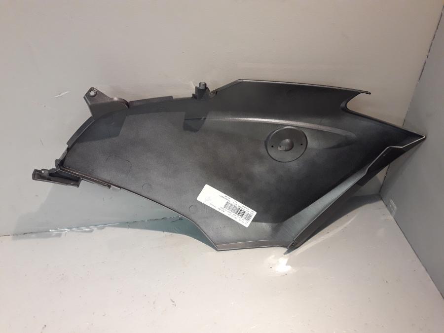 Baksidan på Sidkåpa från en BMW R 1200 RT -2010 motorcykel.