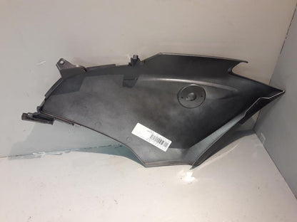 Baksidan på Sidkåpa från en BMW R 1200 RT -2010 motorcykel.