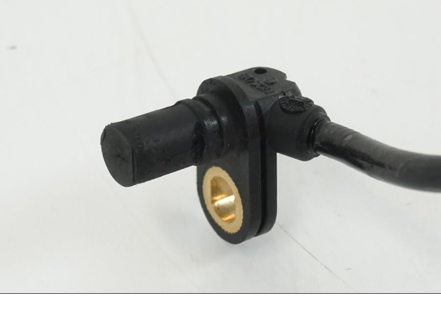 Baksidan på ABS givare från en BMW S 1000 R -2019 motorcykel.