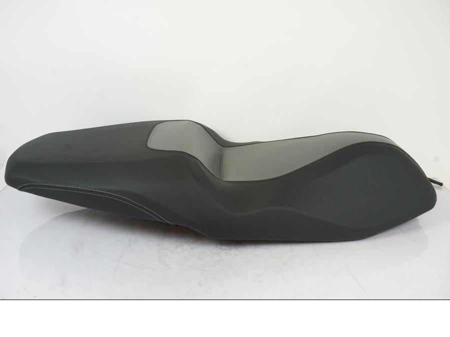 Framsidan på Sadel från en BMW C400X -2021 motorcykel.