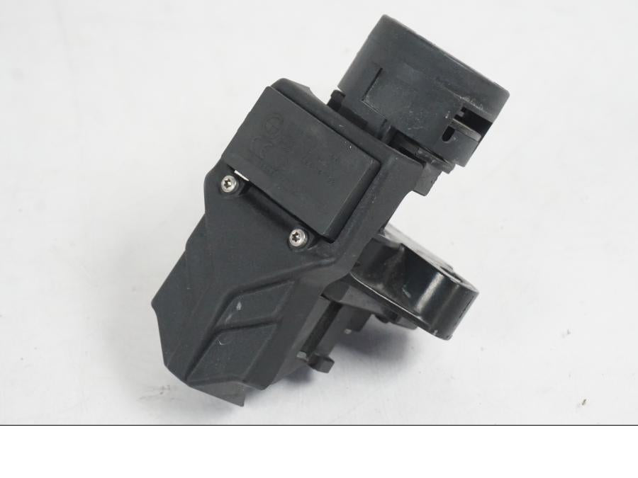 Höger sida på <p>Låssats från BMW R 1200 RT 2011.</p>

<p>2st nycklar och 1st plastnyckel, tändningslås, förvaringfackslås, sadellås och tanklock.</p> motorcykel.