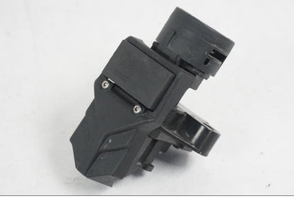 Höger sida på <p>Låssats från BMW R 1200 RT 2011.</p>

<p>2st nycklar och 1st plastnyckel, tändningslås, förvaringfackslås, sadellås och tanklock.</p> motorcykel.