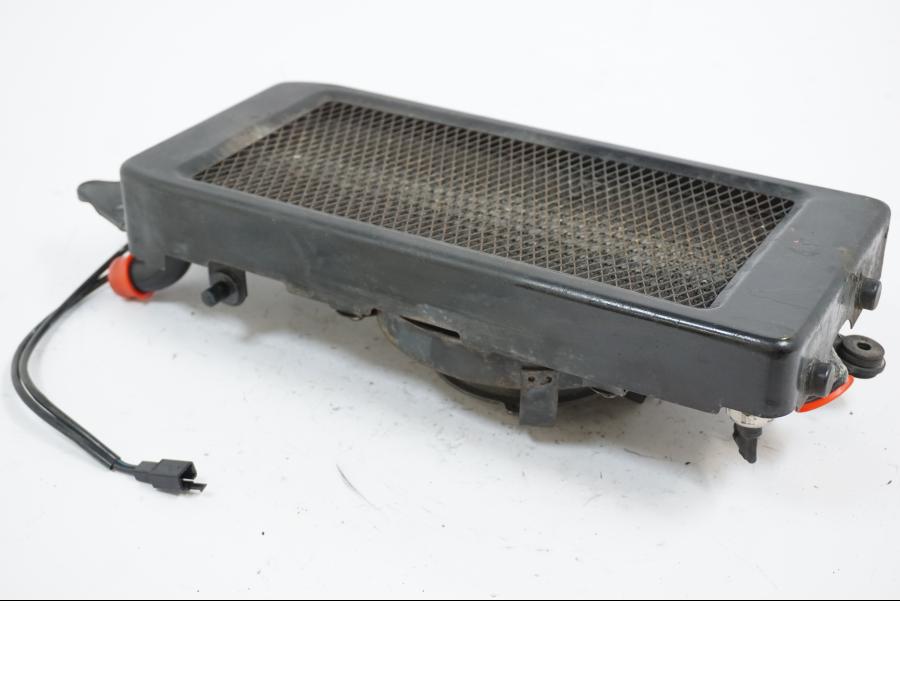 Vänster sida på Vattenkyl från en Honda VT 600 C -1995 motorcykel.