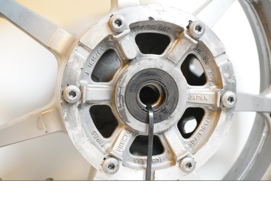 Baksidan på Fälg från en Yamaha XVS 1300 -2008 motorcykel.