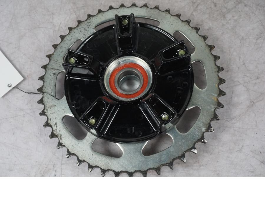 Snett uppifrån på Drevfäste från en Yamaha MT-09 -2024 motorcykel.