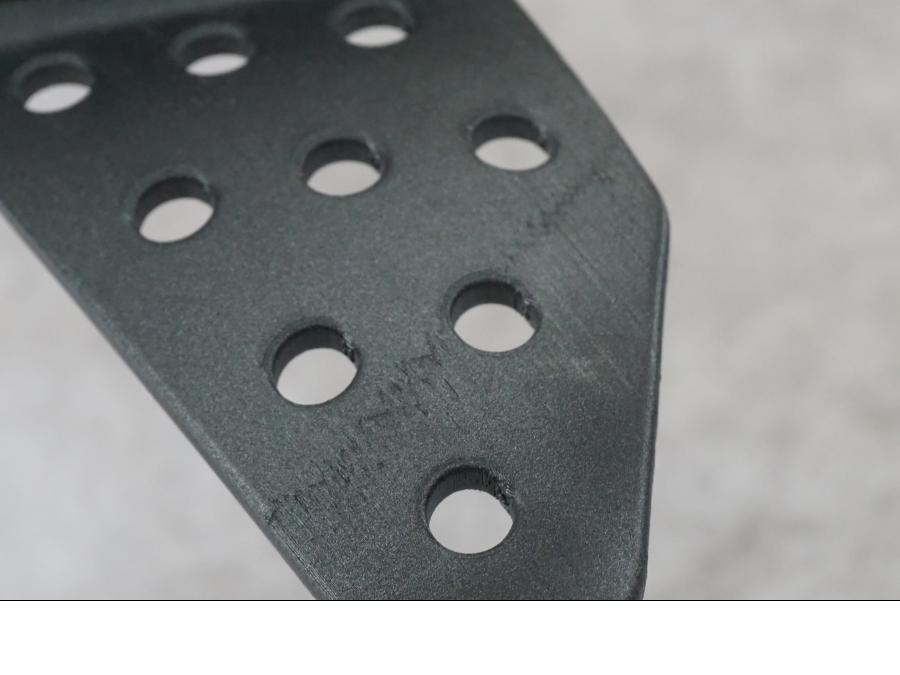 Snett uppifrån på Fotpinnefäste från en Buell 1125 R -2008 motorcykel.