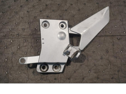 Framsidan på Fotpinnefäste från en Yamaha FJR 1300 -2004 motorcykel.