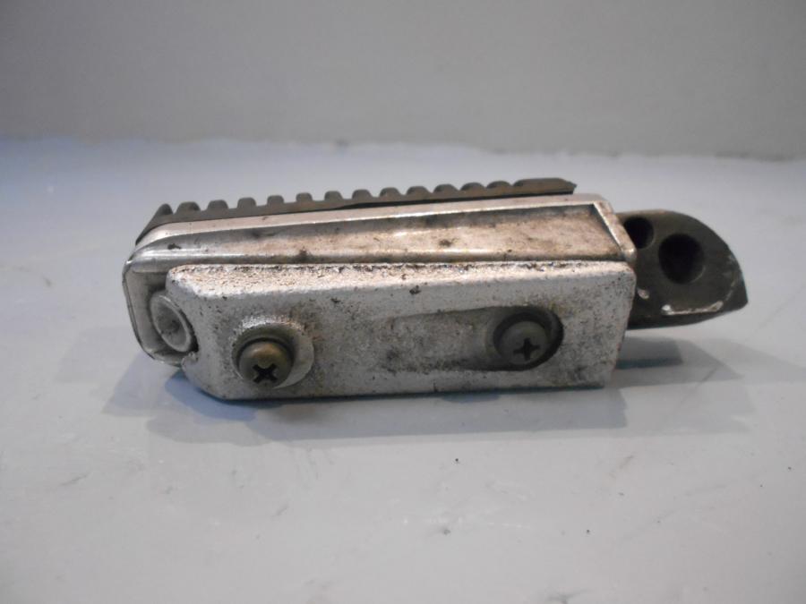 Höger sida på Fotpinne från en Yamaha FZS 1000 -2002 motorcykel.