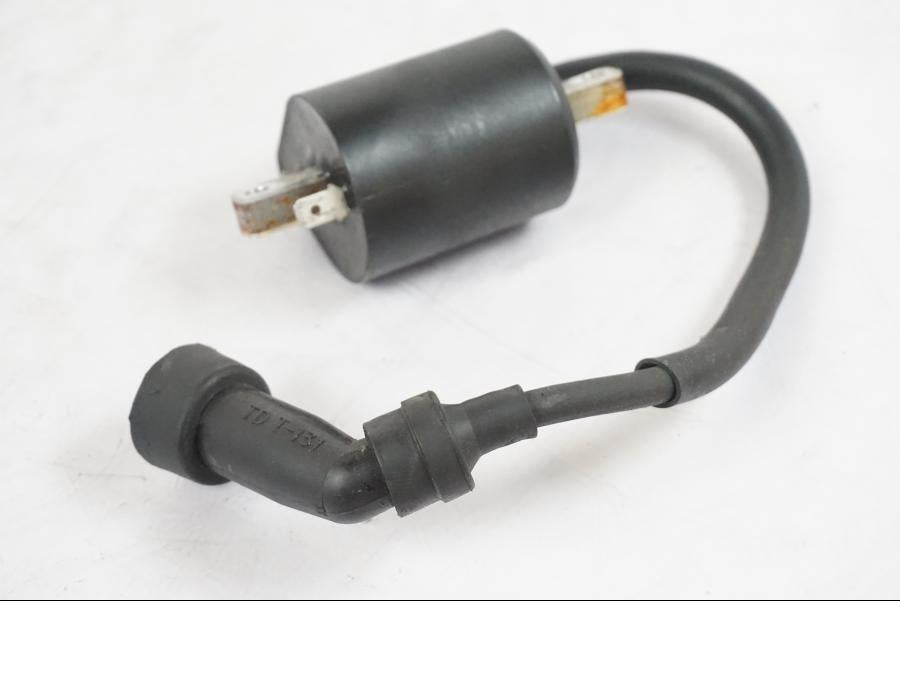 Vänster sida på Tändspole från en Yamaha XVS 1100 -2004 motorcykel.