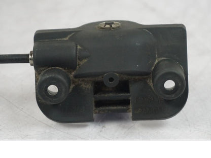 Vänster sida på Sadellåsmekanism från en BMW R 1200 R -2007 motorcykel.