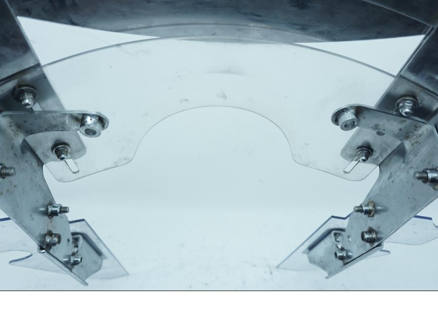 Vänster sida på Vindrutefäste från en Kawasaki VN 1500 Classic Tourer -2001 motorcykel.