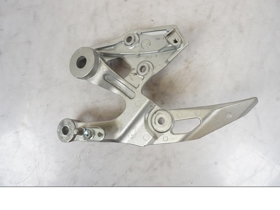 Snett uppifrån på Fotpinnefäste från en Yamaha MT-09 -2020 motorcykel.