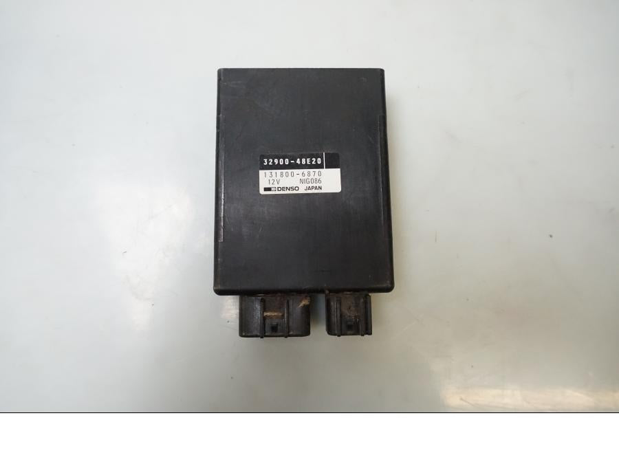 Framsidan på CDI / ECU från en Suzuki VZ 800 -1997 motorcykel.