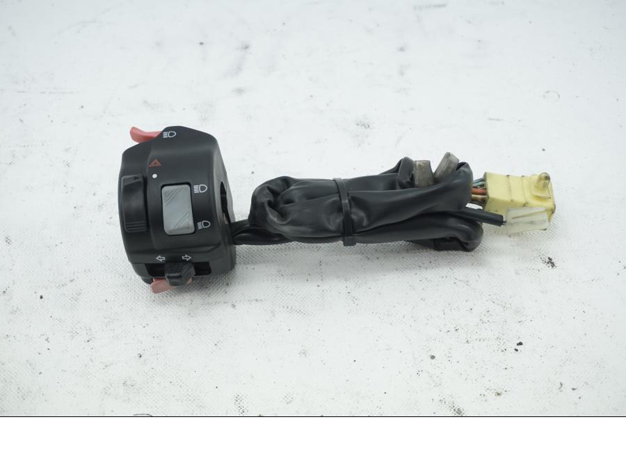 Framsidan på Styrelreglage från en Suzuki DL 1000 -2005 motorcykel.