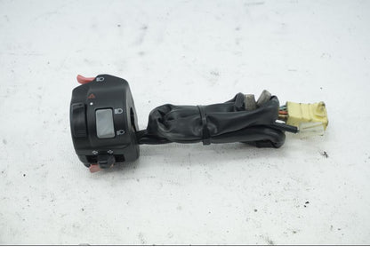 Framsidan på Styrelreglage från en Suzuki DL 1000 -2005 motorcykel.