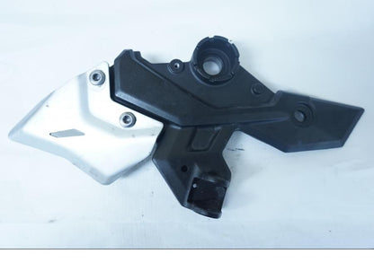 Framsidan på Fotpinnefäste från en Kawasaki Ninja 650 -2018 motorcykel.