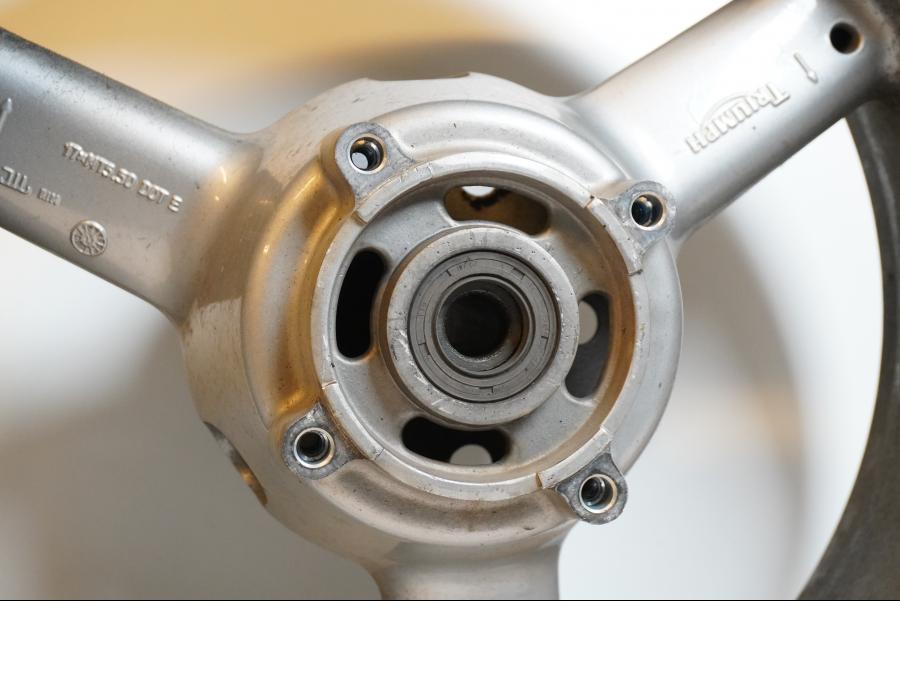 Baksidan på Fälg från en Triumph TT 600 -2001 motorcykel.