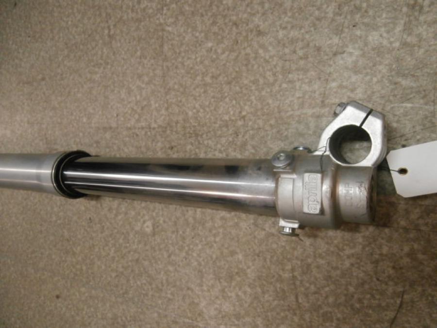 Höger sida på Gaffelben från en Aprilia SXV 550 -2007 motorcykel.
