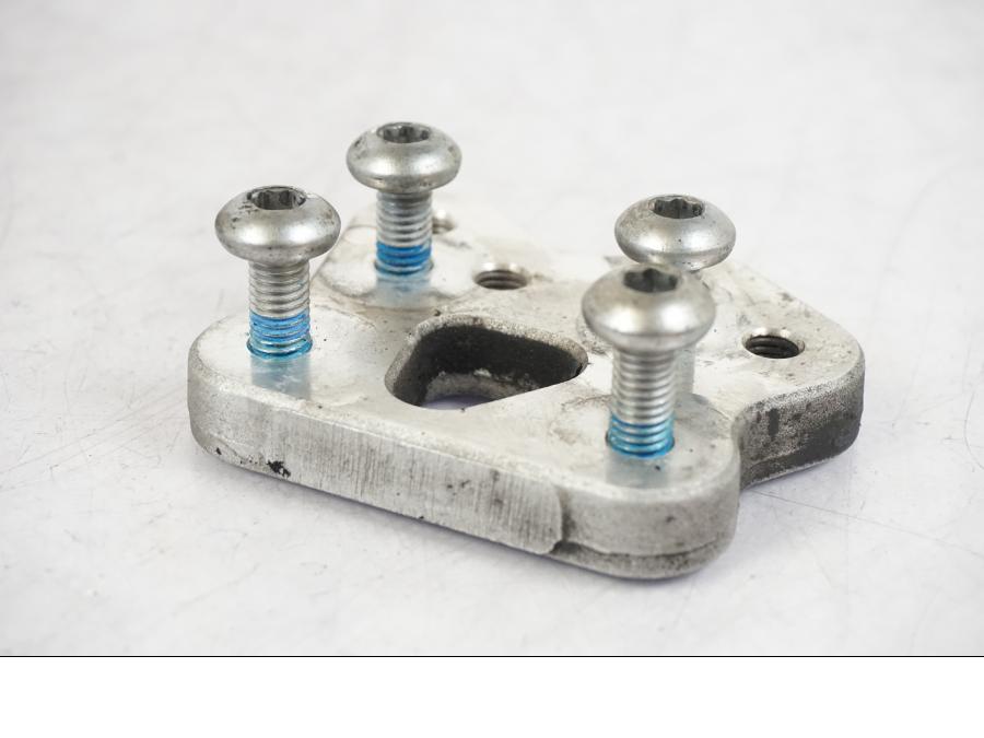 Baksidan på Fotpinnefäste inre från en Suzuki GSX-R 750 -2006 motorcykel.