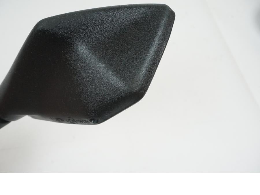 Snett uppifrån på Backspegel från en Kawasaki Z 1000 SX -2013 motorcykel.