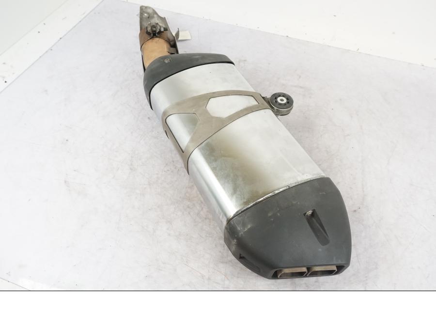 Snett uppifrån på Ljuddämpare från en BMW R 1200 GS -2013 motorcykel.