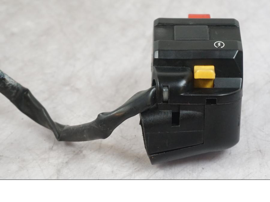 Snett uppifrån på Styrelreglage från en Buell 1125 R -2008 motorcykel.