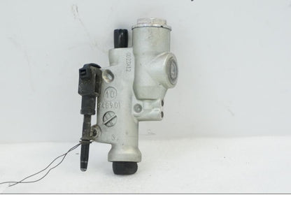 Framsidan på Bromshuvudcylinder från en Aprilia RSV 1000 -2010 motorcykel.