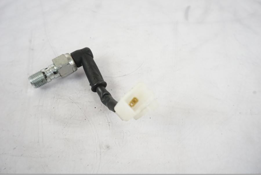 Baksidan på Bromsljuskontakt från en KTM 790 Duke -2019 motorcykel.