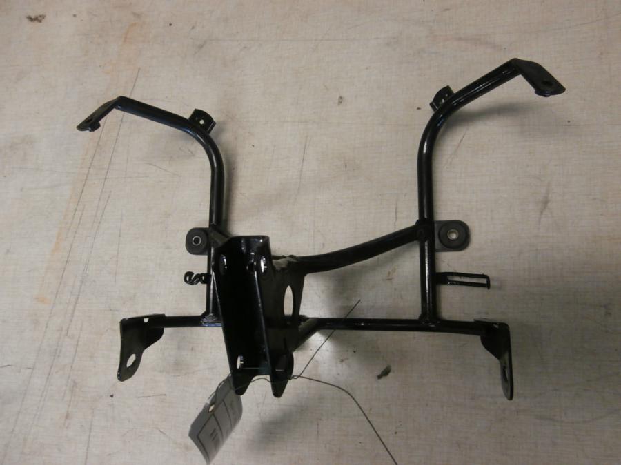 Framsidan på Kåpstag från en Suzuki GSF 1200 -2000 motorcykel.