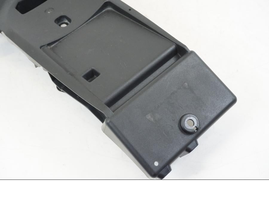 Snett nerifrån på Batterikåpa från en Suzuki GSX-R 750 -2008 motorcykel.