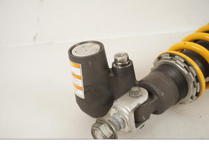 Snett uppifrån på Stötdämpare från en Suzuki GSX-R 1000 -2006 motorcykel.