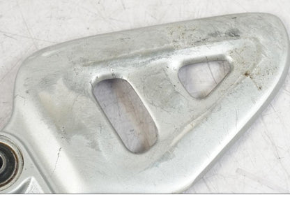 Vänster sida på Fotpinnefäste från en Suzuki GSX 1300 RX -1999 motorcykel.