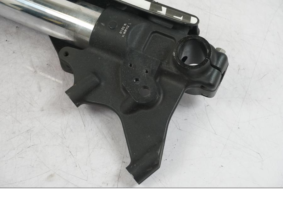 Snett nerifrån på Gaffelben från en KTM 690 SMCR -2020 motorcykel.