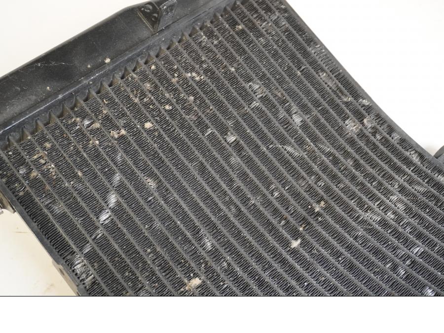 Höger sida på Vattenkyl från en Honda CBR 600 RR -2003 motorcykel.