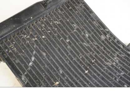 Höger sida på Vattenkyl från en Honda CBR 600 RR -2003 motorcykel.