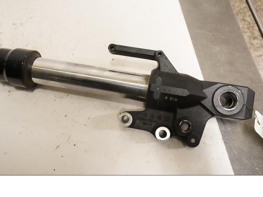 Vänster sida på Gaffelben från en Kawasaki Versys 650 -2007 motorcykel.