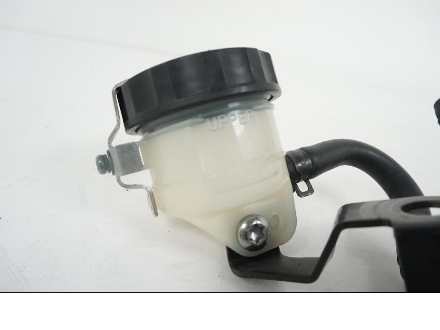 Extrabild1 på Bromshuvudcylinder från en Triumph Speed Triple -2009 motorcykel.