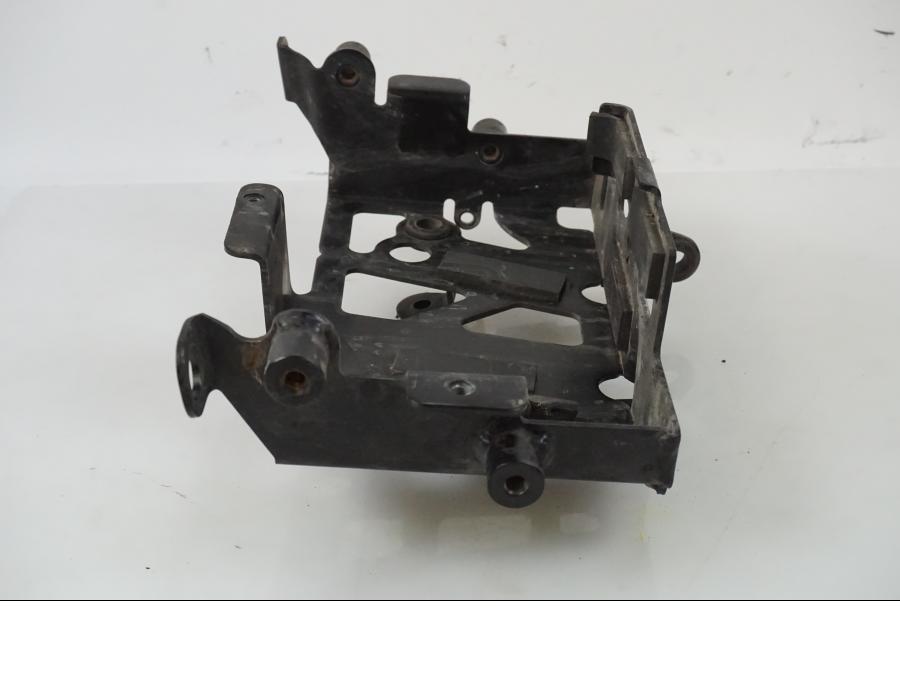 Höger sida på Batterihållare från en H-D Adventure Pan America Special RA1250S -2021 motorcykel.