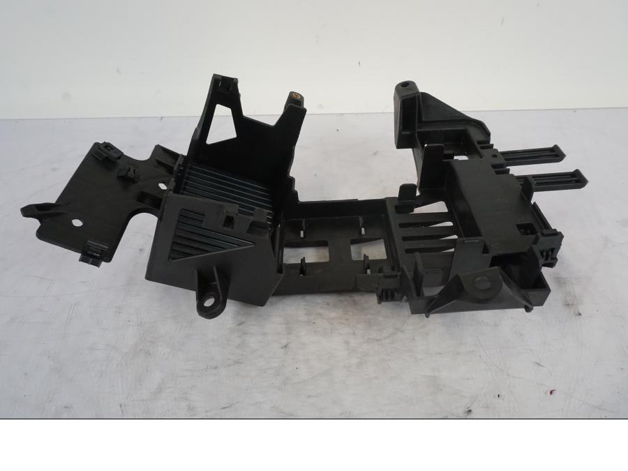 Framsidan på Batterihållare från en KTM 1290 Super Duke R -2023 motorcykel.