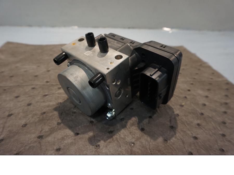 Framsidan på ABS Modulator från en Yamaha V-Max 1700 -2010 motorcykel.