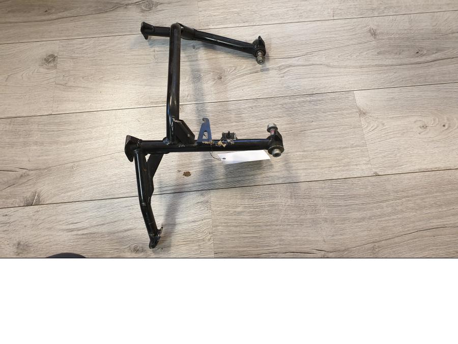 Baksidan på Centralstöd från en BMW F 800 GT -2015 motorcykel.