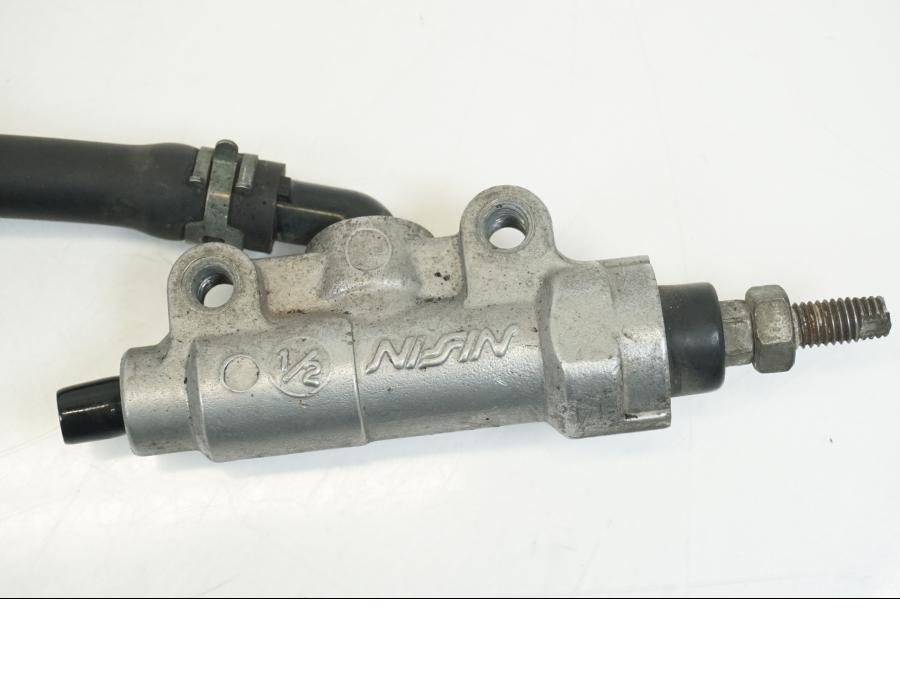 Baksidan på Bromshuvudcylinder från en Yamaha XV 1700 -2004 motorcykel.