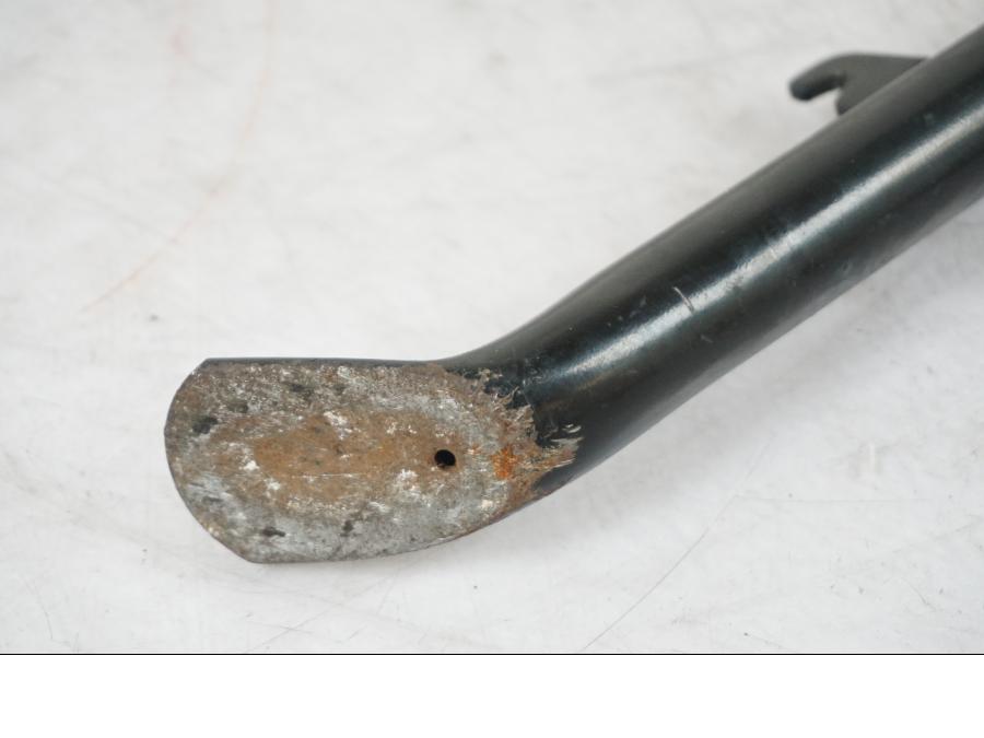 Snett nerifrån på Sidostöd från en Yamaha MT 125 -2017 motorcykel.