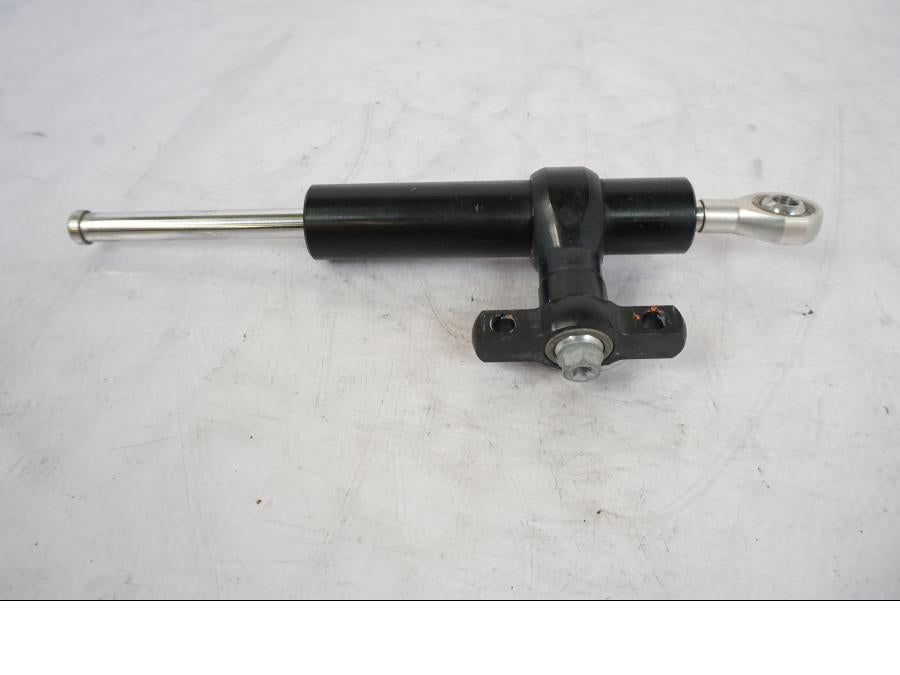 Vänster sida på Styrdämpare från en KTM 1290 Super Duke -2019 motorcykel.