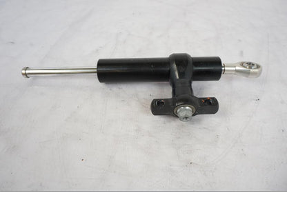 Vänster sida på Styrdämpare från en KTM 1290 Super Duke -2019 motorcykel.