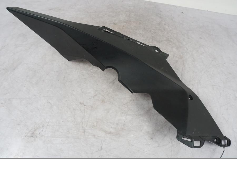 Snett nerifrån på Sidkåpa från en KTM 1290 Super Duke R -2022 motorcykel.