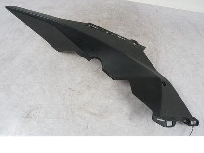 Snett nerifrån på Sidkåpa från en KTM 1290 Super Duke R -2022 motorcykel.