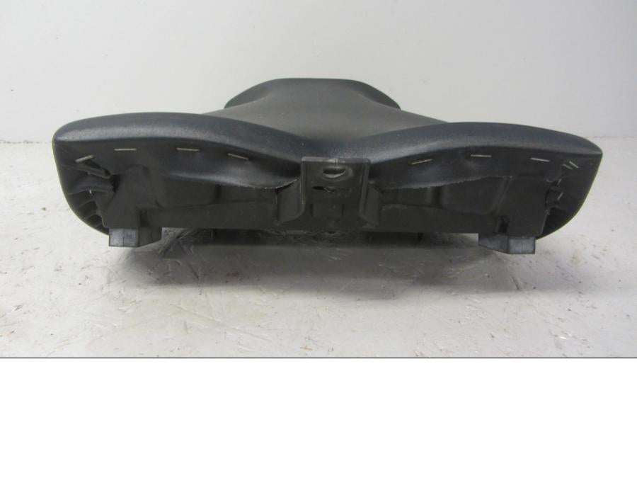 Höger sida på Sadel från en Honda CB 1000 R -2010 motorcykel.