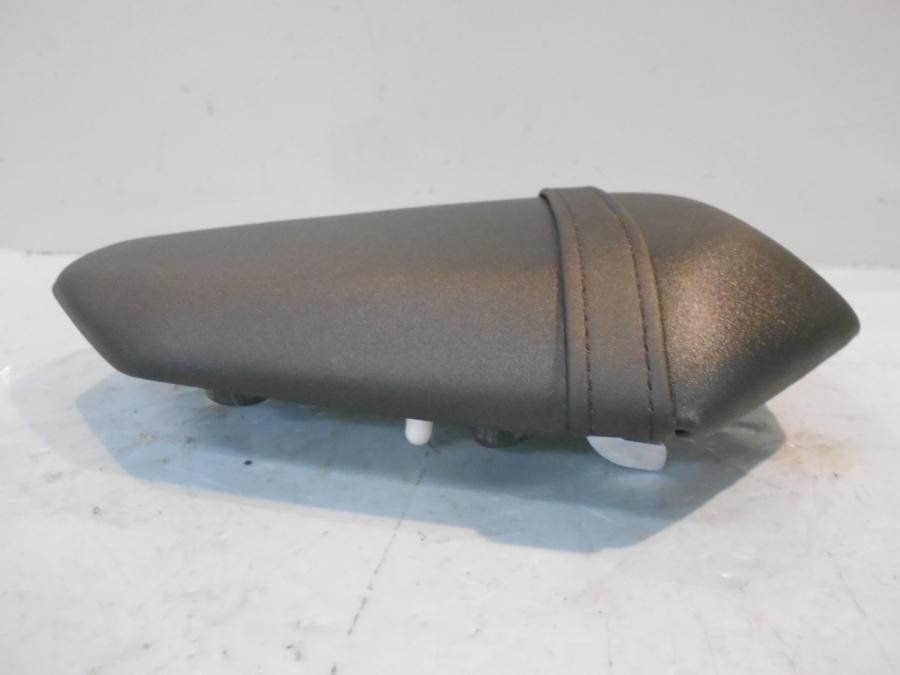 Höger sida på Sadel från en Yamaha MT-07 -2014 motorcykel.