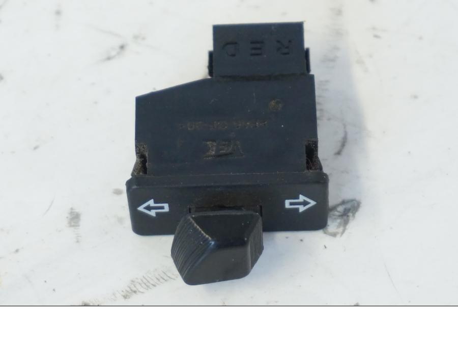 Framsidan på Tryckknappsreglage från en Honda SH 300 A -2011 scooter.